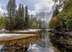 Zima, Rzeka, Tuolumne River, Drzewa, Góry, Park Narodowy Yosemite, Kalifornia, Stany Zjednoczone