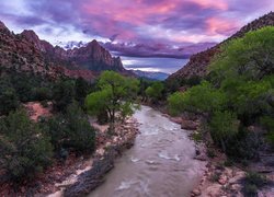 Park Narodowy Zion, Stan Utah, Rzeka, Kamienie, Drzewa, Góra Watchman, Rzeka Virgin River, Skały, Chmury, Zachód słońca, Stany Zjednoczone