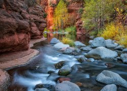 Stany Zjednoczone, Arizona, Sedona, Wąwóz Oak Creek Canyon, Rzeka Oak Creek, Skały, Kamienie, Drzewa