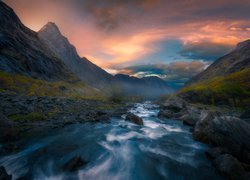 Rzeka w dolinie Romsdalen w Norwegii