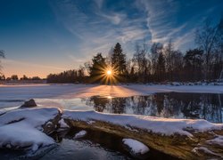 Finlandia, Gmina Lempäälä, Zima, Śnieg, Rzeka, Drzewa, Promienie słońca, Zachód słońca