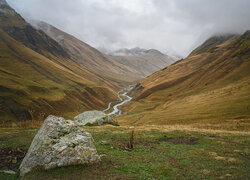 Gruzja, Ushguli, Enguri Valley, Góry, Mgła, Wąwóz, Rzeka, Głazy, Trawa