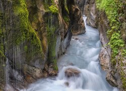 Rzeka w wąwozie Wimbachklamm w Ramsau bei Berchtesgaden w Bawarii