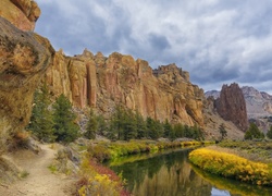 Rzeka wśród skał w parku stanowym Smith Rock State Park w Oregonie