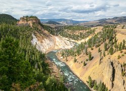 Park Narodowy Yellowstone, Rzeka Yellowstone, Drzewa, Las, Góry, Chmury, Stan Wyoming, Stany Zjednoczone