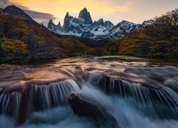 Rzeka z widokiem na szczyt Fitz Roy w Patagonii