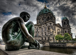 Rzeźba mężczyzny nad wodą przed Katedrą w Berlinie