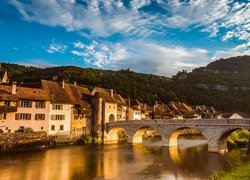 Szwajcaria, Kanton Jura, Saint Ursanne, Domy, Most, Rzeka Doubs