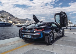 Samochód BMW i8 na nabrzeżu w Monako