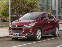 Samochód Chevrolet Tracker rocznik 2017 zaparkowany przy krawężniku