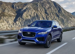 Samochód Jaguar F-Pace S jedzie górską drogą