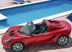 Samochód Lotus Elise R stoi przy basenie