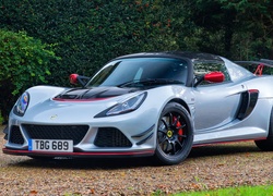 Samochód Lotus Exige Sport 380 z 2017 roku prezentuje się na żwirowej alejce