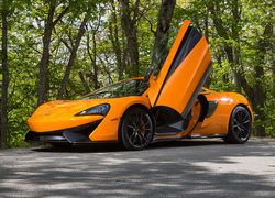 Samochód McLaren 570S z otwartymi drzwiami