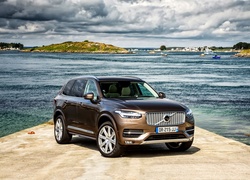 Samochód Volvo XC90 z roku 2015