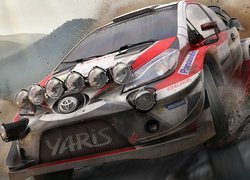 Samochód wyścigowy Toyota Yaris w grze komputerowej WRC 7