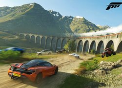 Samochody i wiadukt w grze Forza Horizon 4