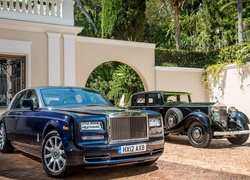 Samochody Rolls-Royce zaparkowane przed willą