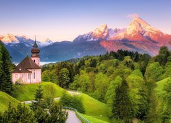 Sanktuarium Maria Gern na tle zielonych lasów i Alp Salzburskich