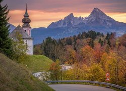 Jesień, Kościół, Sanktuarium Maria Gern, Drzewa, Droga, Góry, Alpy Salzburskie, Berchtesgaden, Bawaria, Niemcy