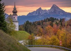 Sanktuarium Maria Gern z widokiem na jesienne lasy i Alpy