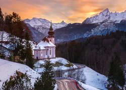 Wschód słońca, Kościół, Sanktuarium Maria Gern, Góry, Alpy Salzburskie, Lasy, Droga, Drzewa, Zima, Berchtesgaden, Bawaria, Niemcy