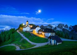 Noc, Księżyc, Sanktuarium, Kościół, Góry, Monte Santo di Lussari, Alpy Julijskie, Włochy