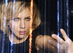 Scarlett Johansson ogląda przez szybę padajacy deszcz
