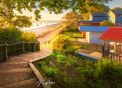 Schody do domków na plaży nad morzem