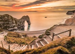 Schody prowadzące na plażę z widokiem na łuk Durdle Door