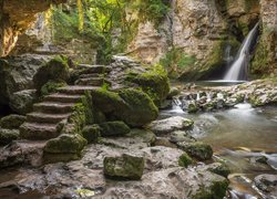 Szwajcaria, Kanton Vaud, Gmina La Sarraz, Rzeka Venoge, Wodospad Tine de Conflens, Skały, Schody, Omszałe, Kamienie