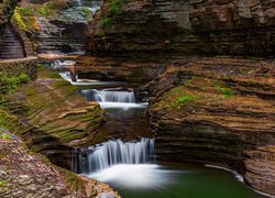 Schody przy wodospadzie w Watkins Glen State Park