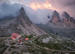 Góry, Tre Cime di Lavaredo, Dolomity, Schronisko Auronzo, Chmury, Włochy