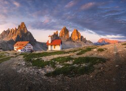 Schronisko Auronzo i kaplica na tle Tre Cime di Lavaredo we włoskich Dolomitach