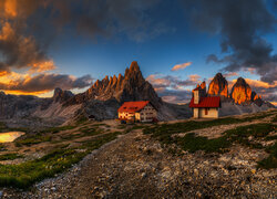 Góry, Tre Cime di Lavaredo, Dolomity, Chmury, Dom, Schronisko Auronzo, Kaplica, Włochy