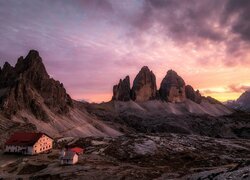 Schronisko Auronzo na tle Tre Cime di Lavaredo w Dolomitach