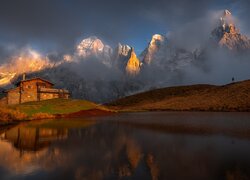 Schronisko Baita Segantini na tle mgły nad Dolomitami