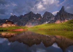 Włochy, Góry, Dolomity, Szczyt, Cimon della Pala, Jezioro, Dom, Schronisko Baita Segantini, Chmury, Odbicie