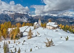 Zima, Góry, Dolomity, Drzewa, Schronisko, Sanktuarium La Crusc Santa Croce, Drzewa, Chmury, Alta Badia, Południowy Tyrol, Włochy