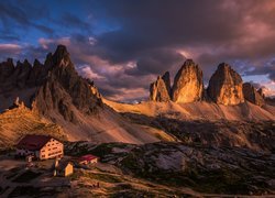 Góry, Dolomity, Tre Cime di Lavaredo, Skały, Budynki, Chmury, Włochy