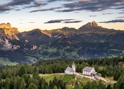 Schronisko La Crusc i kościół Santa Croce w Badia we włoskich Alpach