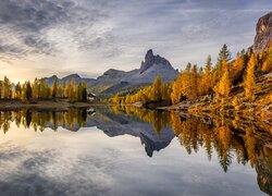 Schronisko nad jeziorem Federa Lake we włoskich Dolomitach