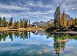 Jezioro Lago Federa, Prowincja Belluno, Włochy, Góry Dolomity, Schronisko, Dom, Drzewa, Jesień, Odbicie