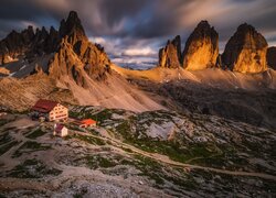 Włochy, Góry, Dolomity, Domy, Chmury, Zmierzch, Schronisko, Szczyty Tre Cime di Lavaredo