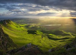 Góry, Wzgórza, Te Mata Park, Rzeka, Dolina, Przebijające światło, Chmury, Rośliny, Nowa Zelandia