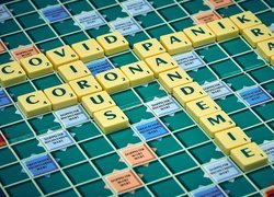 Scrabble i hasło związane z koronawirusem