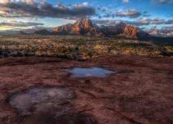 Sedona na tle czerwonych skał Red Rocks