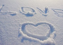 Serce i napis love na śniegu