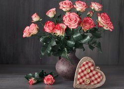 Serce obok wazonu z różami