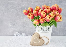 Serce oparte o doniczkę z tulipanami